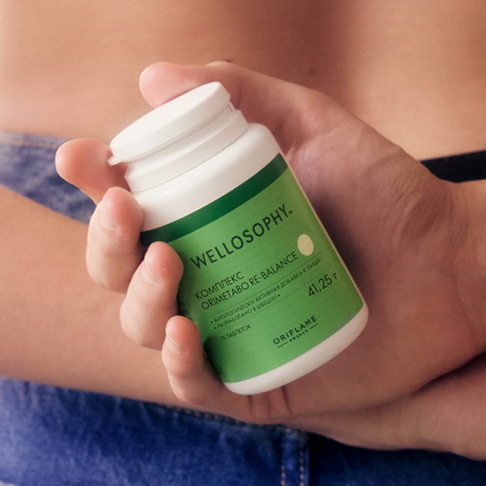 человек, держащий бутылку