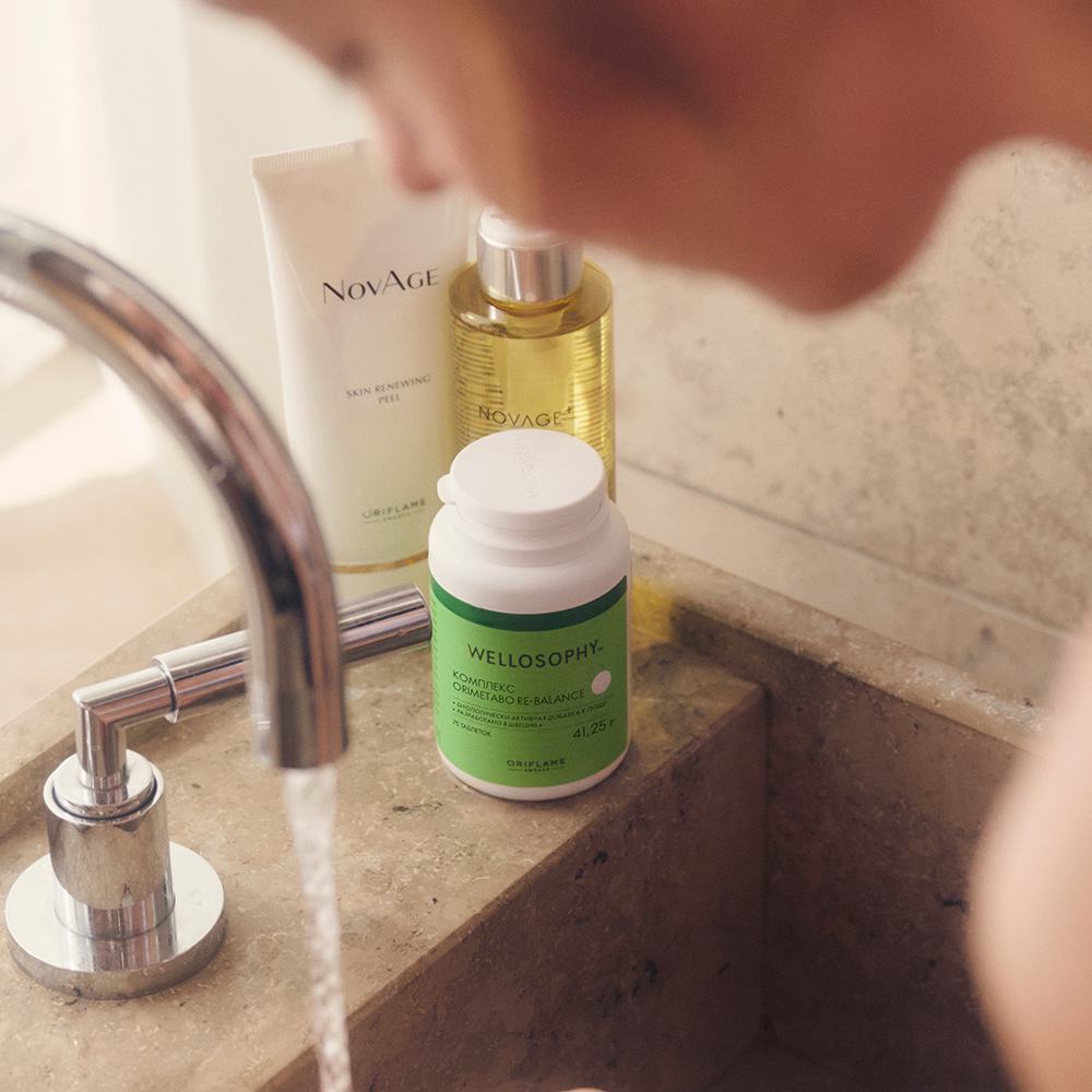 человек, умывающийся в раковине