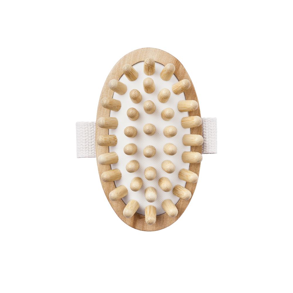 μια λευκή και ξύλινη βούρτσα μασάζ