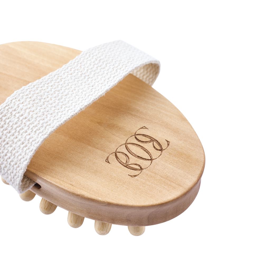 μια ξύλινη βούρτσα σώματος με λευκή ταινία