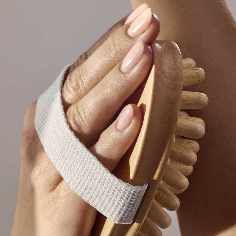 το χέρι ενός ατόμου με μια βούρτσα μασάζ