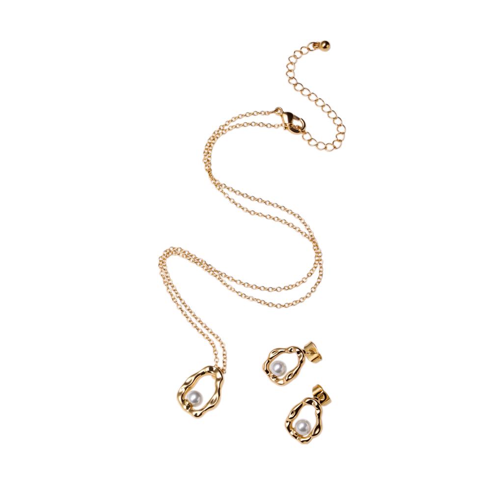 un colier și cercei din aur