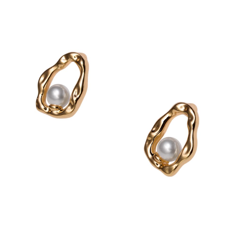 o pereche de cercei din aur cu perle