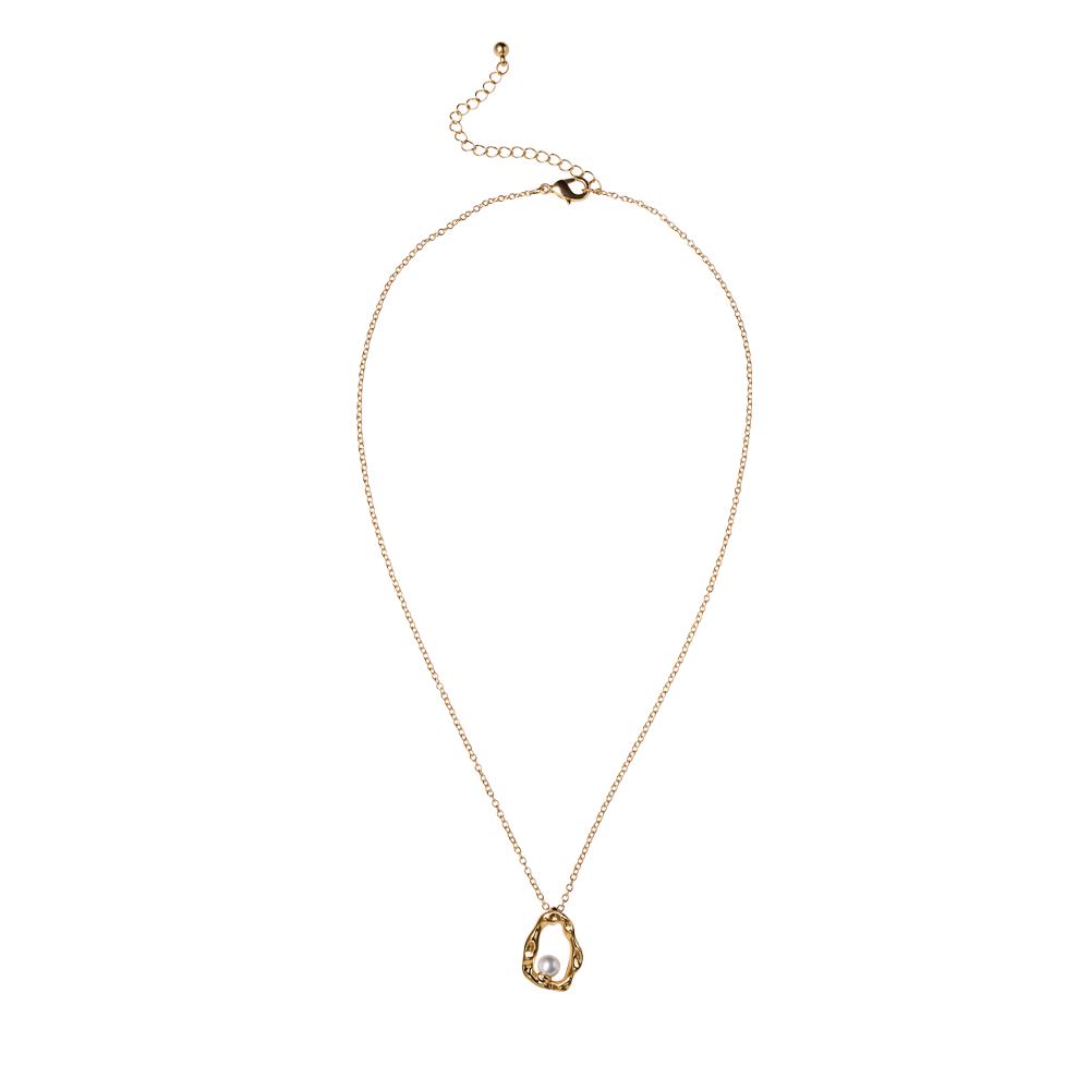 un colier de aur cu un pandantiv cu perle