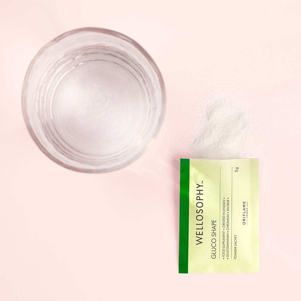 ένα ποτήρι νερό και ένα πακέτο λευκής σκόνης