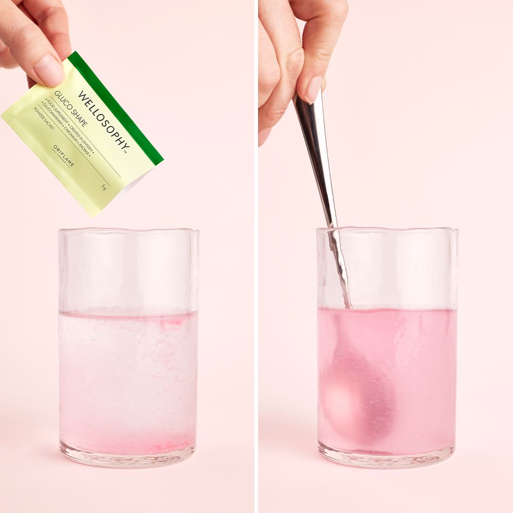 ένα άτομο που κρατά ένα κουτάλι σε ένα ποτήρι νερό