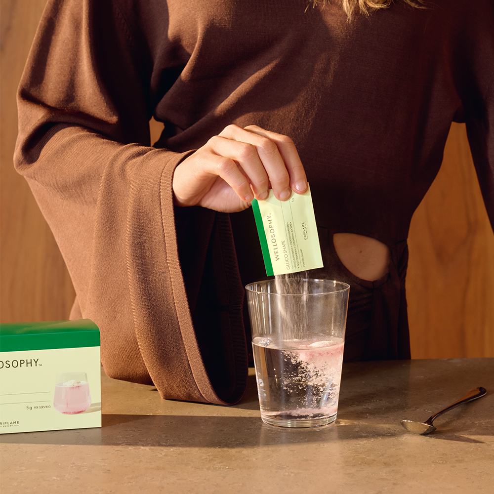 ένα άτομο που ρίχνει ένα φάρμακο σε ένα ποτήρι νερό