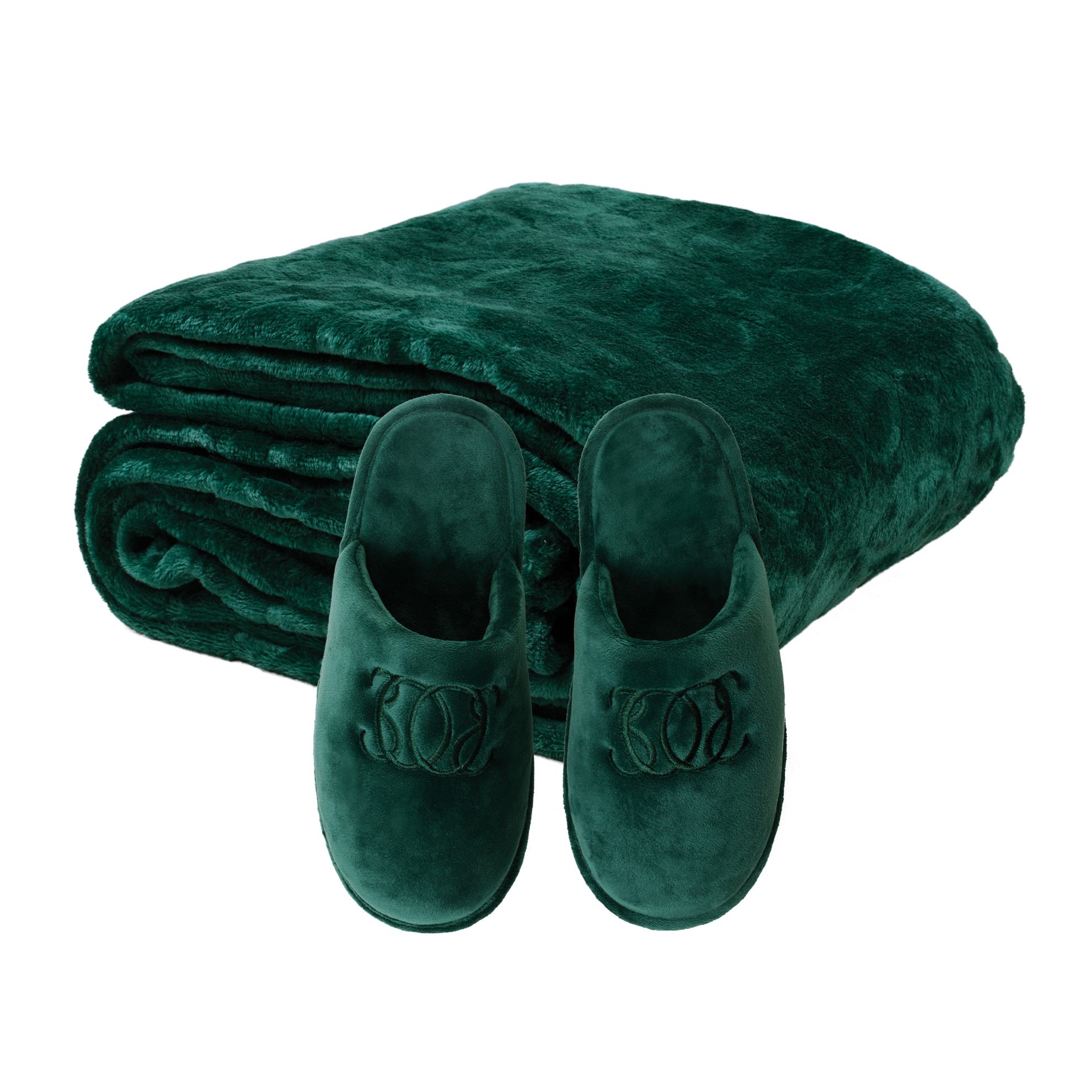 зелені капці поруч з ковдрою