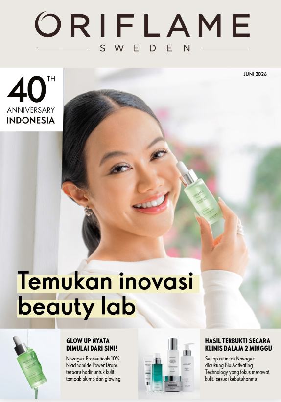 seorang wanita memegang botol produk kecantikan