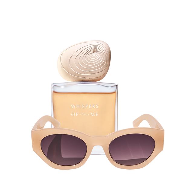 Un frasco de perfume y unas gafas de sol.