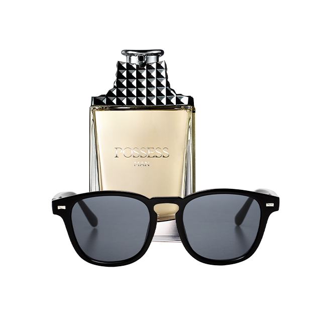 Un frasco de perfume y unas gafas de sol.