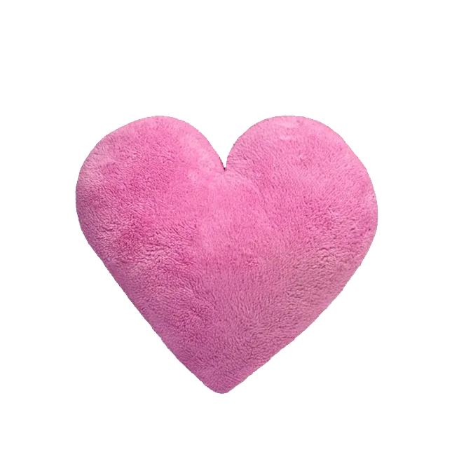 una almohada rosa en forma de corazón
