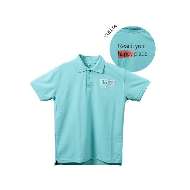 un polo azul con un logotipo