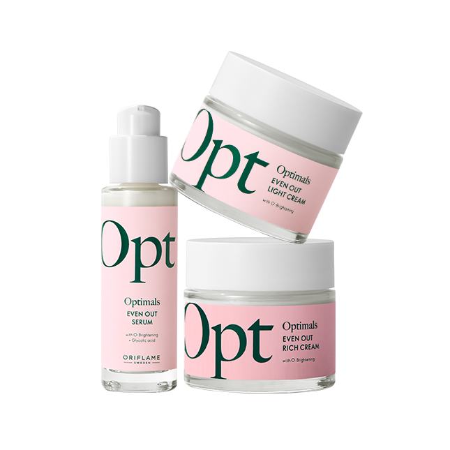 un grupo de envases con etiquetas