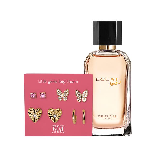 un frasco de perfume junto a una tarjeta