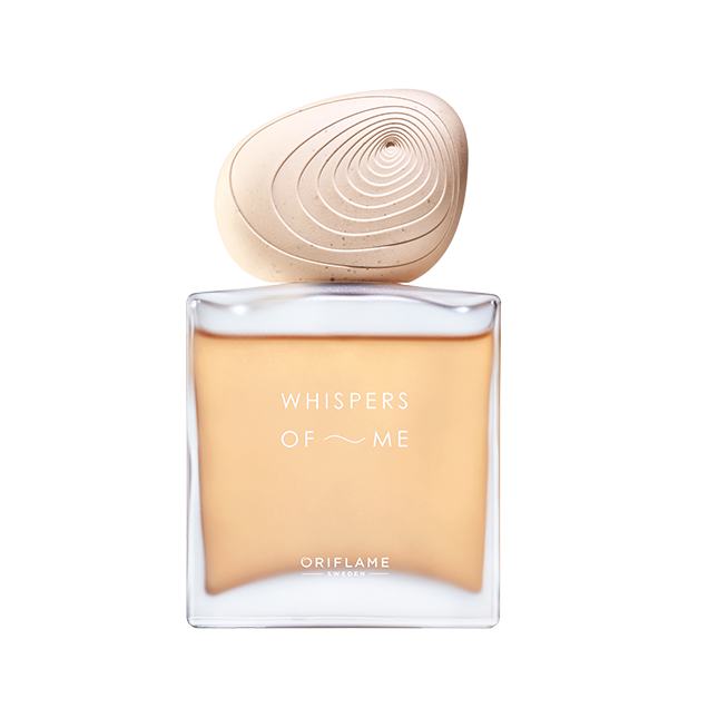 un frasco de perfume con un objeto blanco encima