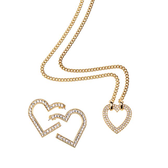 una cadena de oro con un colgante en forma de corazón y un par de pequeños diamantes