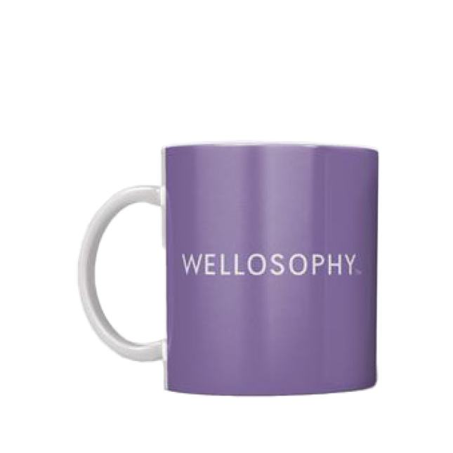 una taza morada con texto blanco