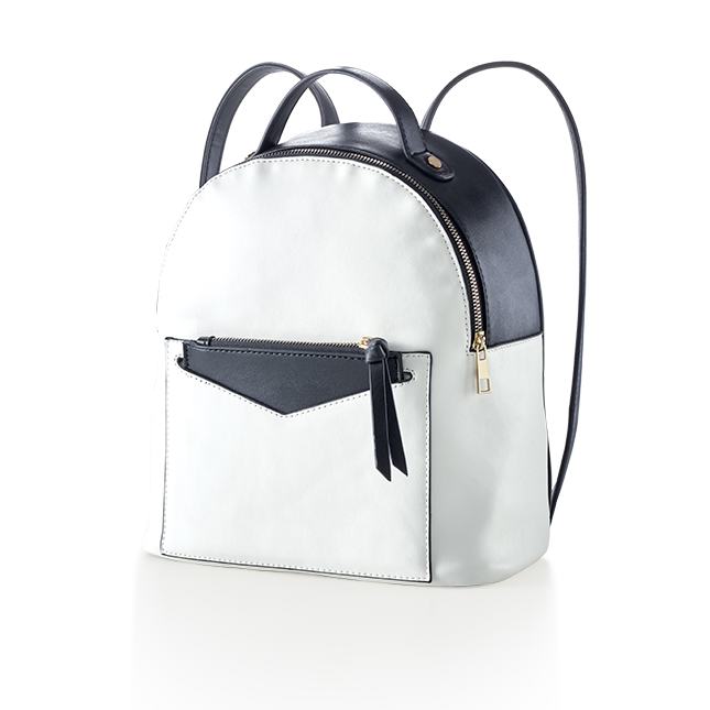 una mochila blanca y negra