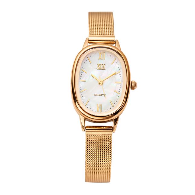 un reloj de oro con esfera blanca