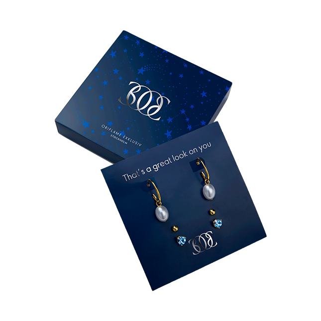 una caja azul con pendientes en su interior