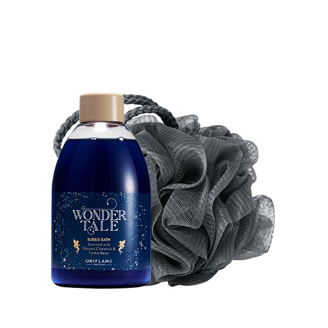 un frasco de líquido junto a una esponja de baño gris
